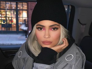 Dobd fel a hangulatod egy színes sminkkel!