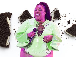 Lizzo kipróbálta a Tiktok legőrültebb, gusztustalannak tűnő Oreo-trendjét, és úgy tűnik bejött neki