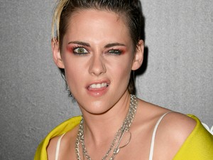 Kristen Stewart megőrült a vörös szőnyegen, szettje is nagyon bolondos volt