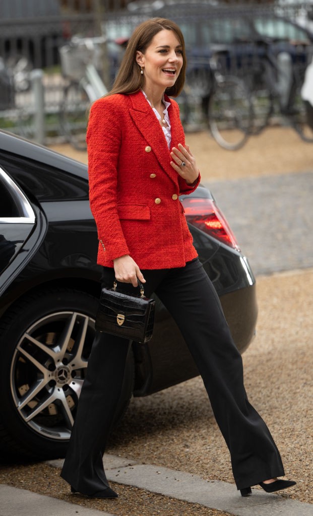 Ha túl hidegnek találod a feketét és a fehéret, adj hozzá egy kis pirosat, pont, ahogy Katalin hercegné