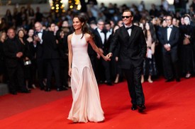Alicia Vikander és Michael Fassbender kéz a kézben léptek a filmfesztivál vörös szőnyegére. 