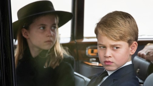 Sarolta hercegnő is részt vesz Erzsébet királynő temetésén, kalapban, apró felnőttnek öltözve