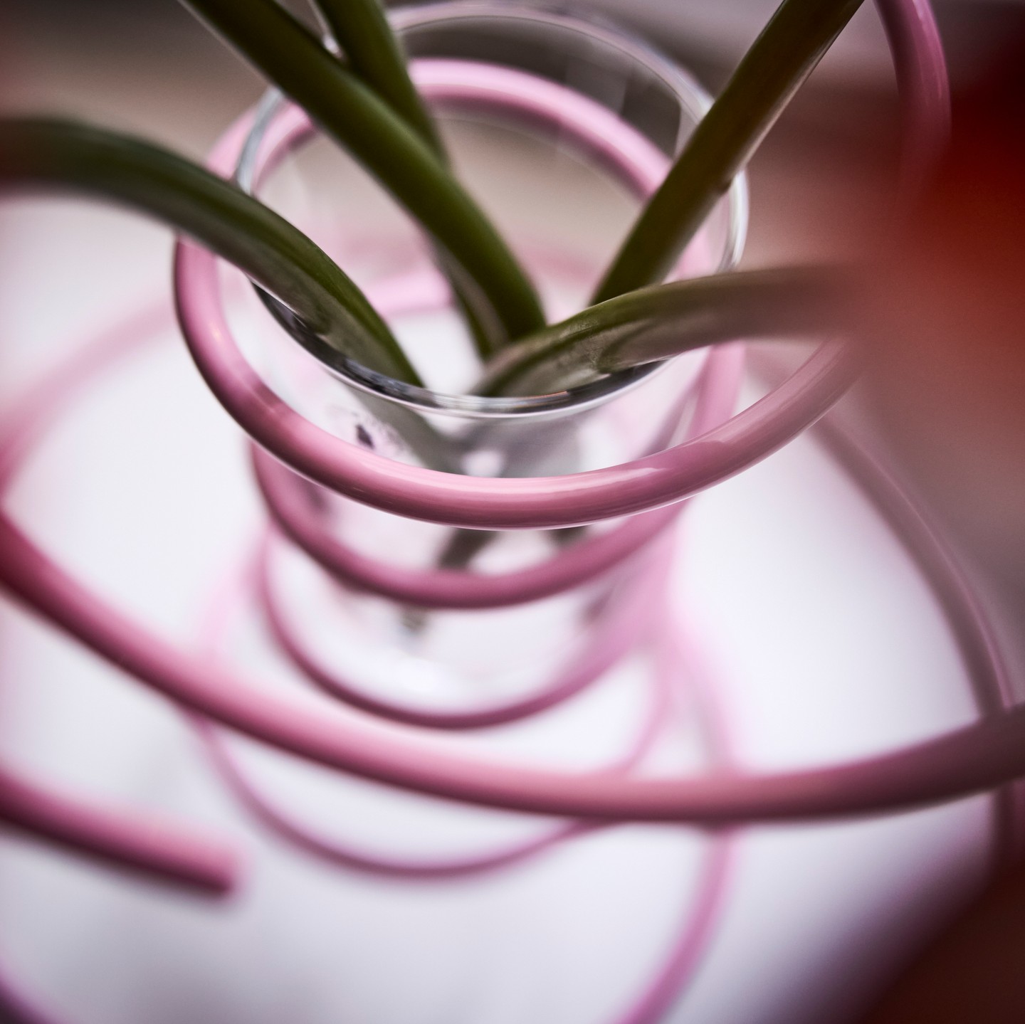 A rugós kialakítású váza meglepő részletei remekül feldobják az otthonod