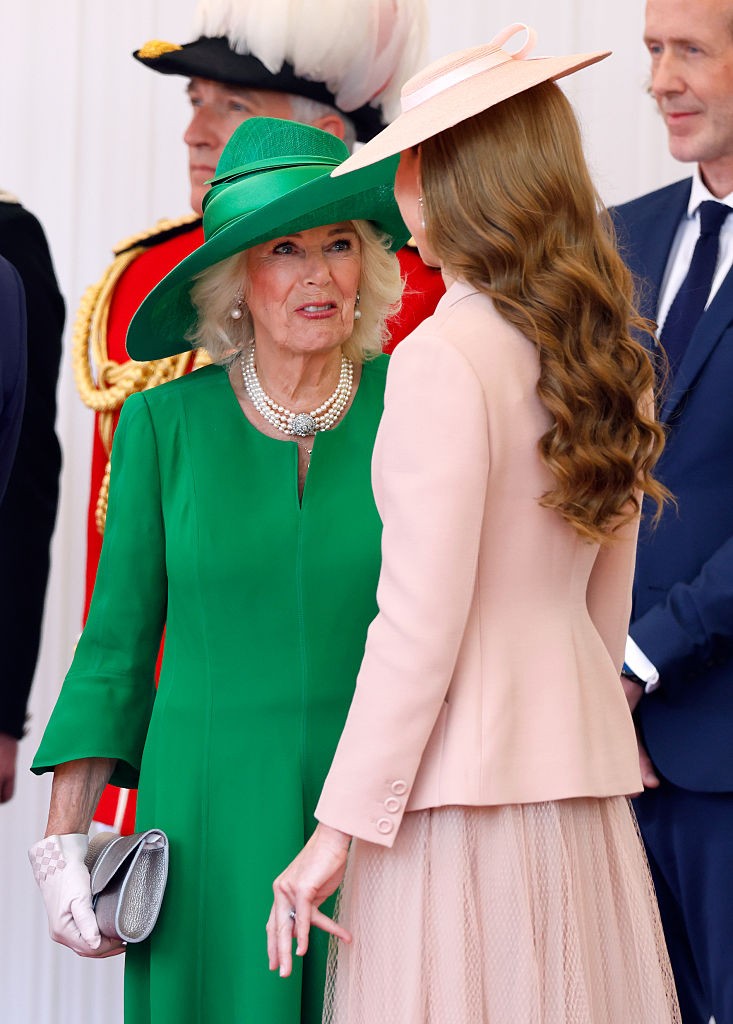 Katalin hercegné szőkébe hajló tincsei csak úgy ragyognak a napsütésben