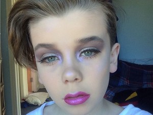 Ez a 10 éves kisfiú úgy sminkel, mint a profik!