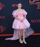 2019-ben, a Stranger Things 3. évadának premierjén már igazi kis dívaként pózolt a kameráknak. Pink, hercegnős ruhájában azonnal ellopta a show-t.