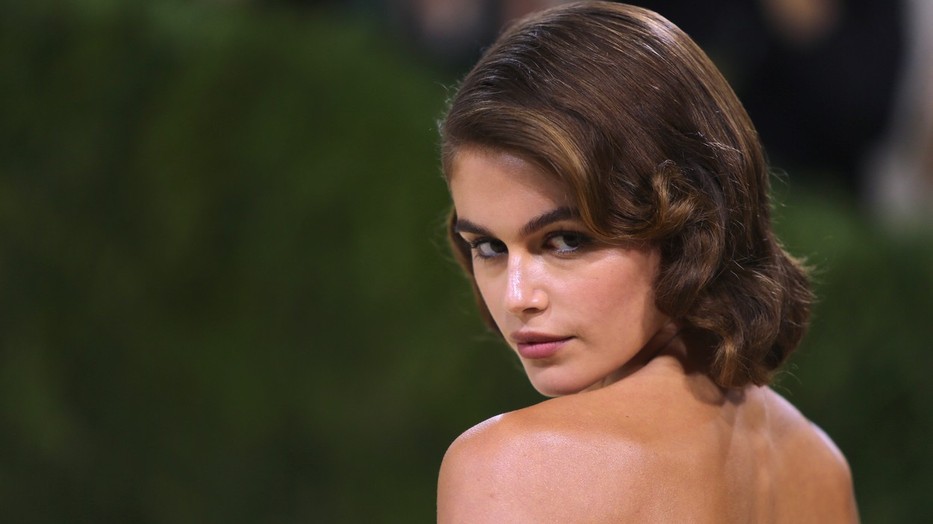 Kaia Gerber szexi csipkeminiben bulizott barátjával a Met gála után