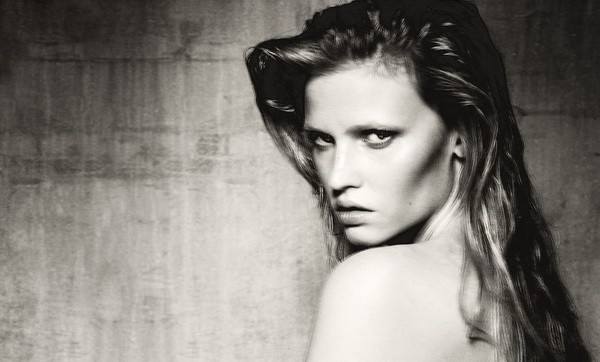 A nőiesség ünnepe - Lara Stone meztelenül