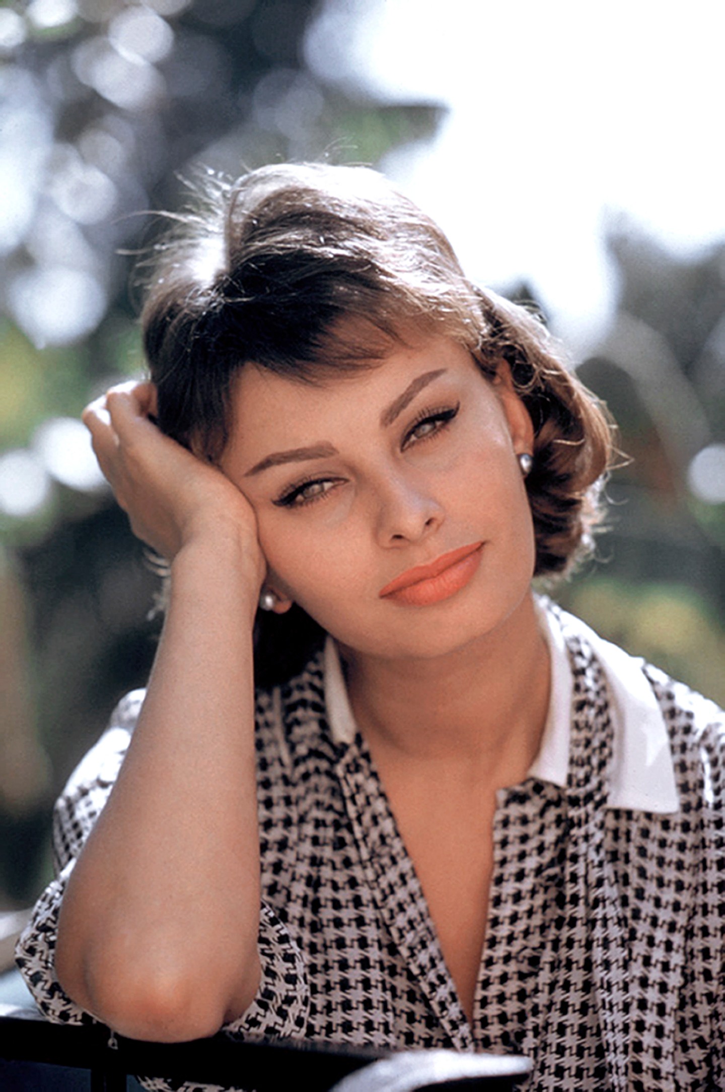 Bak- Sophia Loren - Sophia Loren neve sokaknak egyet jelent az időtálló eleganciával és az olaszos szenvedéllyel – mégis, mindemellett ott lapul valami távolságtartó, méltóságteljes erő. Ez a fajta visszafogott, de egyszerre kőkemény jelenlét tipikusan a Bak aszcendens sajátja. Loren nemcsak ikonikus vonásaival, de tartásával és tekintélyt sugárzó kisugárzásával is bebizonyította: nem kell harsánynak lenni ahhoz, hogy valaki emlékezetes legyen. Egy jól bevált klasszikus konty biztos felkészültséget sugároz az esetedben, de ha egy kiengedett frizurában gondolkodnál, mindenképp fontold meg a középválasztékot, legyen szó egyenesítésről vagy percízen elkészített nagyobb hullámokról.