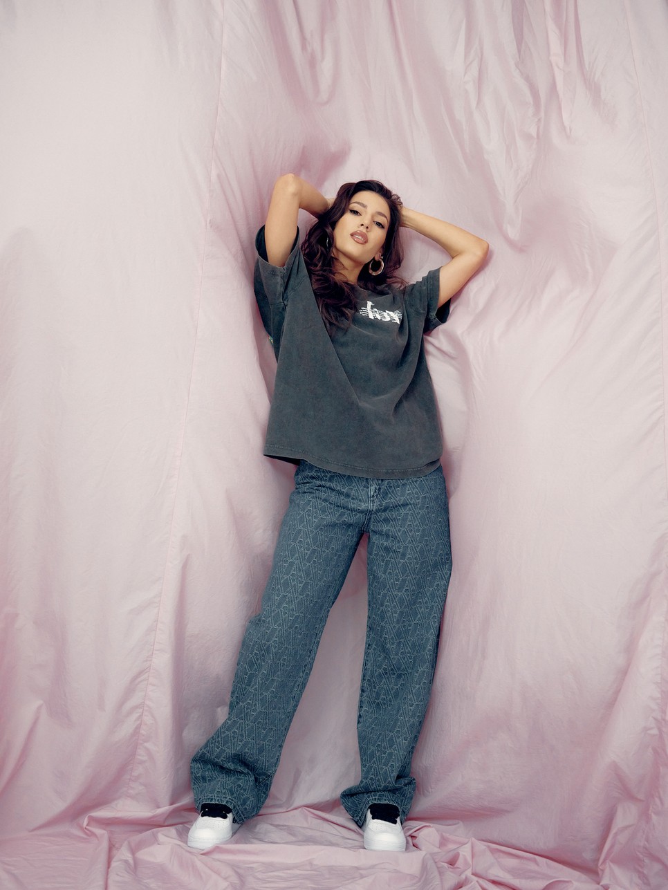 Benjamina | Oversize felső UNREAL, Farmernadrág ARMANI EXCHANGE – Van Graaf, Cipő NIKE AIR FORCE ROPE – rdrop.hu, Nyaklánc MANGO, Fülbevaló ZARA, Gyűrűk THOMAS SABO