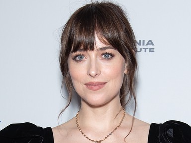 Dakota Johnson uralja a vörös szőnyeget és az utcákat jelenleg