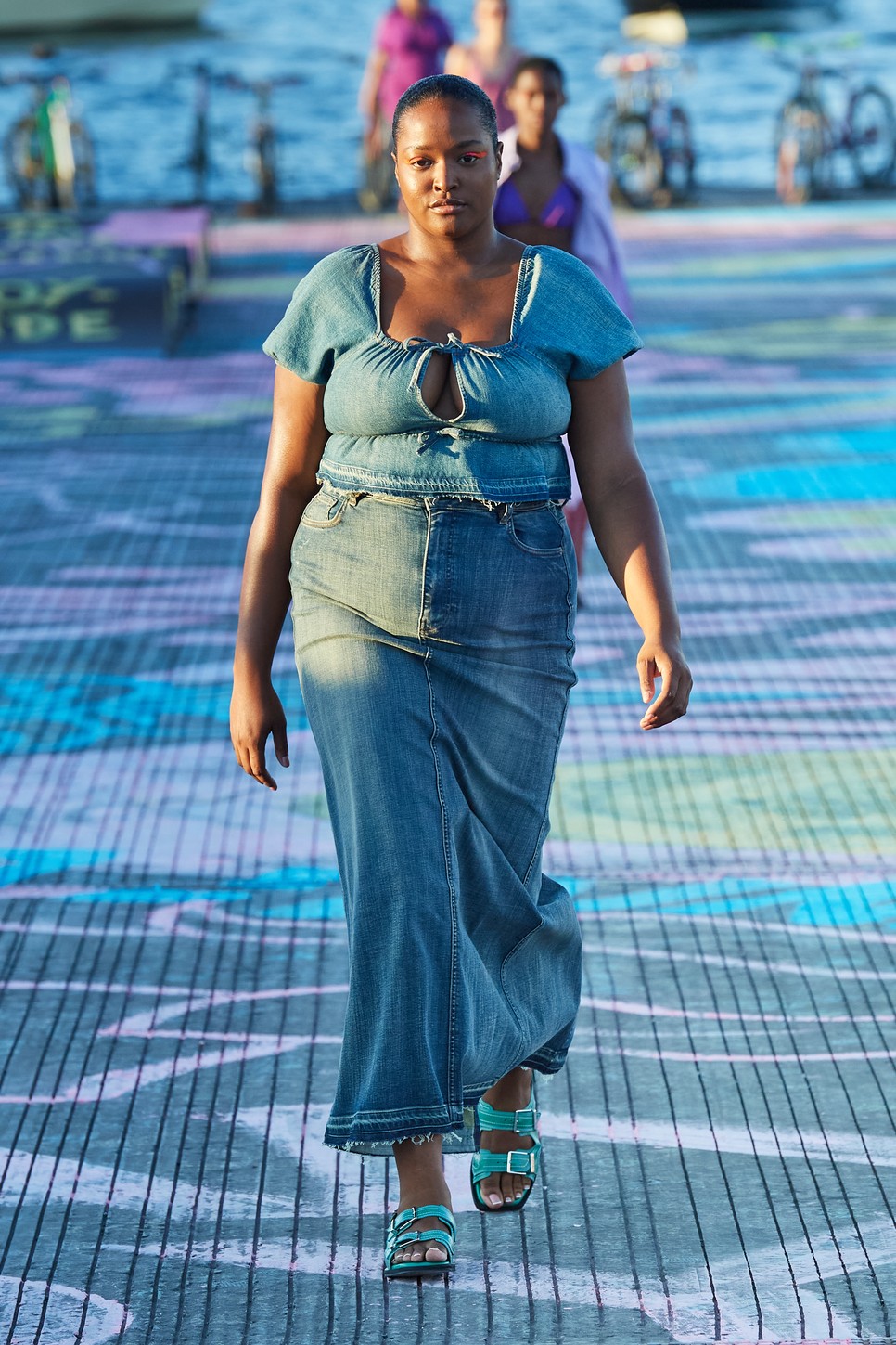 Inkluzív méretsorral kaphatóak a különleges kolleboráció darabjai. Senki nem marad ki! GANNI X Levi's 2023 tavasz-nyár, Koppenhágai divathét