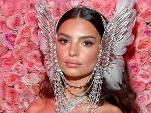 Emily Ratajkowski meztelenül készült a Met gálára, amiről persze képet is posztolt