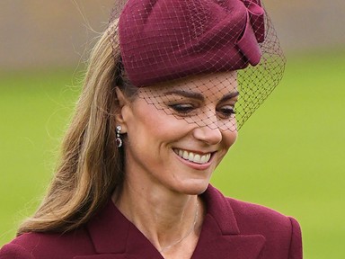 Katalin hercegné Melania Trumpot is túlragyogta: Vilmos herceg felesége lélegzetelállítóan festett bordóban