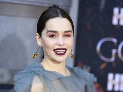 Emilia Clarke nemcsak a vihar, hanem a világ úrnője lehetne ebben a gyönyörű ruhában