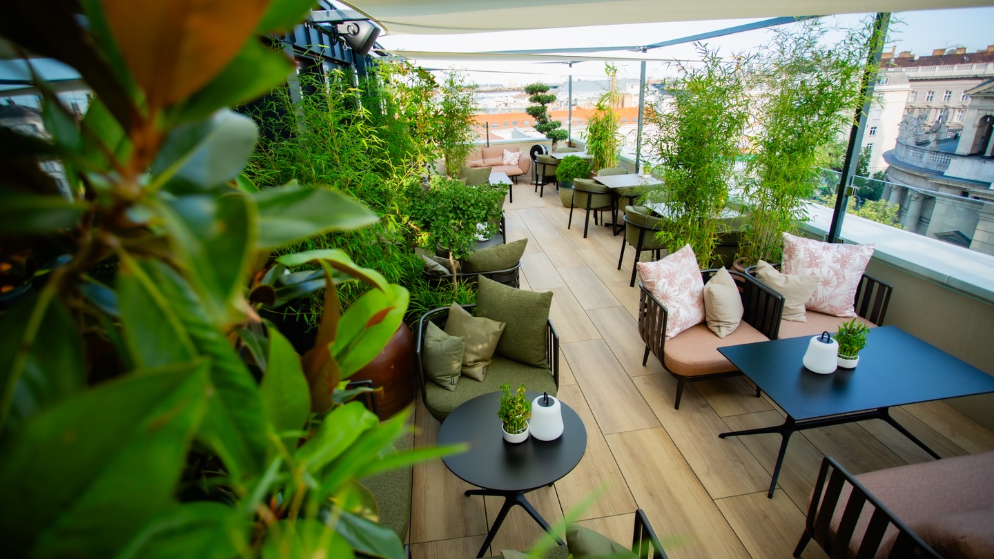 A lenyűgöző kilátás, a kifinomult enteriőrök és a világszínvonalú gasztronómia mind hozzájárulnak, hogy maximálisan jól érezd magad