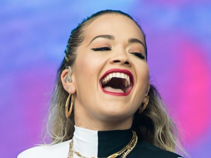 Rita Ora a legnevetségesebb szettben lépett fel a BBC fesztiválján