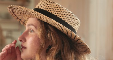 „Minden kalapra egy alkotásként tekintek” - interjú Vecsei Zsófival, aki újra divatba hozza a kalapot