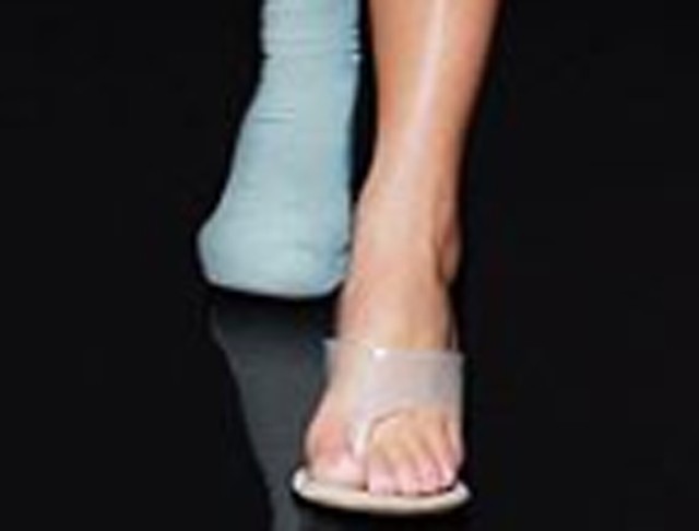 Kínos: Kim Kardashiannak 5 lábujj kevés volt, egy hatodikat is varázsoltak neki