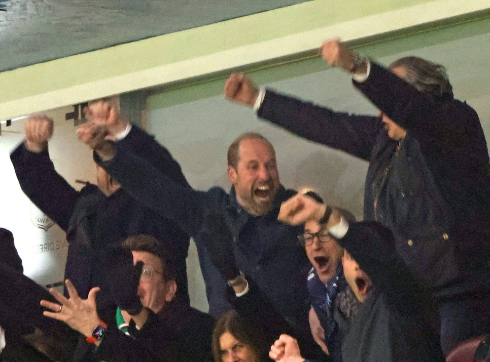 Vérbeli szurkoló, aki extázisban ünnepli csapata győzelmét - így volt látható Vilmos herceg