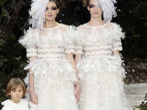 A kifutón demonstrált a melegházasság mellett a Chanel