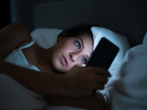 Ez történik a testeddel, ha a telefonoddal alszol el