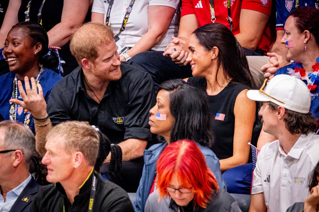 Meghan Markle és Harry herceg arca ragyog, ahogyan egymással beszélgetnek