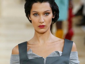 Képtelenség eldönteni, hogy Bella Hadid retro bubifrizurája menő vagy ciki