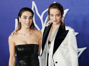 Leesett az állunk: A Fehér Lótusz színésznői Kim Kardashian fehérnemű kollekcióját reklámozzák