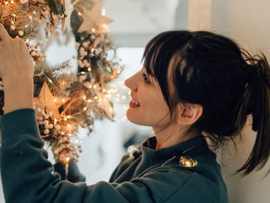 Az idei trendek vagy a hagyományok szerint díszítsük fel idén karácsonykor a lakást? Magyarország első számú virágkötője segít