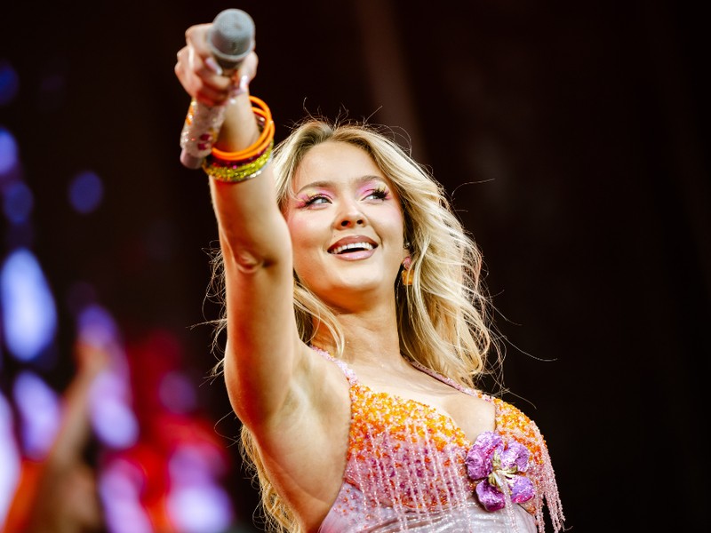 Zara Larssont annyira elvarázsolták a magyar rajongók a Sziget Fesztiválon, hogy két embert is felhívott a színpadra