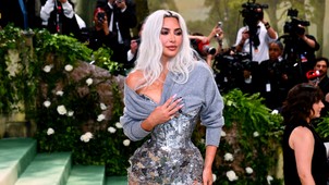 Bizarr arckezelés hódít a sztárok körében, Angelina Jolie és Kim Kardashian is ezzel szépül