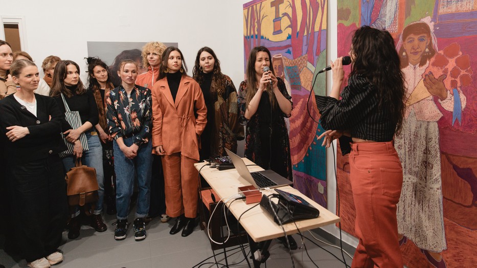 A Te nem vagy olyan kiállítás Nagy-Babos Rebeka és Lakatos Gabriella GAB zenei performanszával nyitott