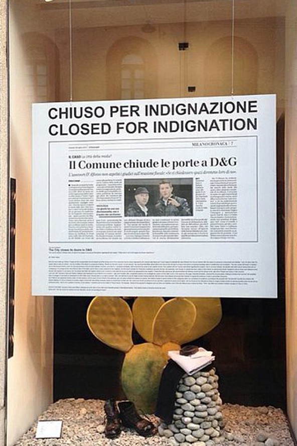 A bezárt Dolce & Gabbana üzlet kirakata a tiltakozó üzenettel