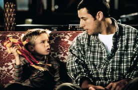 Cole Sprouse és Dylan Sprouse felváltva alakították a gyermekszereplőt az 1999-es Apafej című filmben Adam Sandler mellett. 