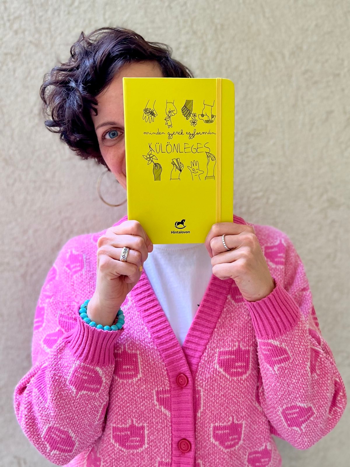 Támogasd az ajándéktárgyak megvásárlásával a Hintalovon Gyermekjogi Alapítványt, és terjeszd a gyermekjogok fontosságát a szeretteid körében Fotó: Láng Péter (Poplight Stúdió)