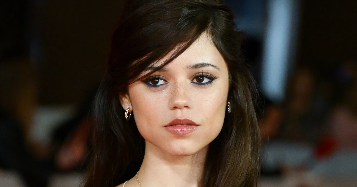 Jenna Ortega sejtelmes nude ruhája maga az álom, óriási feltűnést keltett benne a vörös szőnyegen