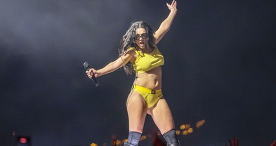 Charli XCX gyakorlatilag fehérneműben lépett fel a Szigeten, nem sokat bízott a képzeletre az énekesnő