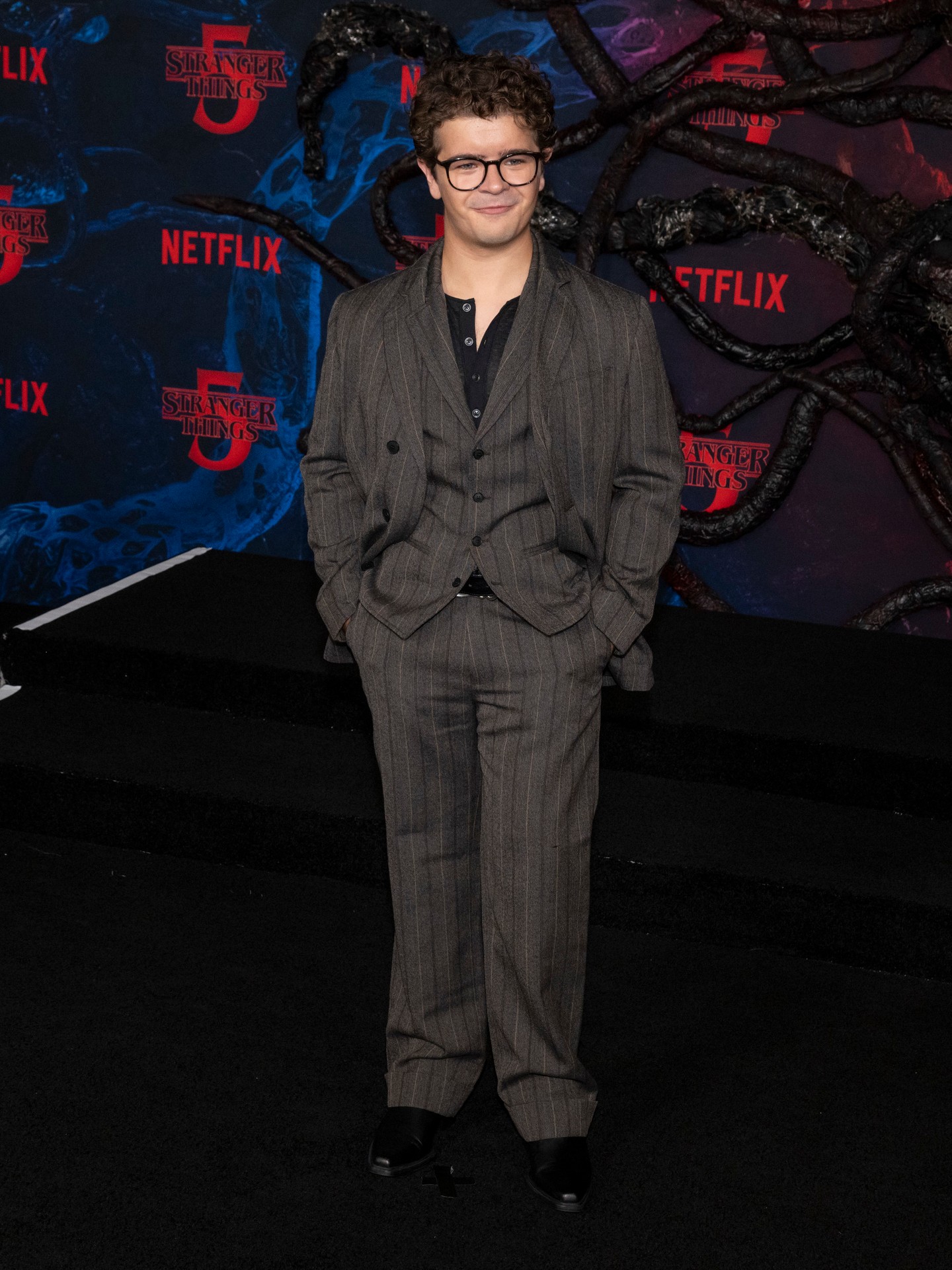 Gaten Matarazzo egy oversized, háromrészes, szürke öltönyben pózolt a kameráknak.