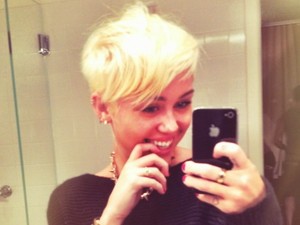 Miley Cyrus fiús frizurát vágatott