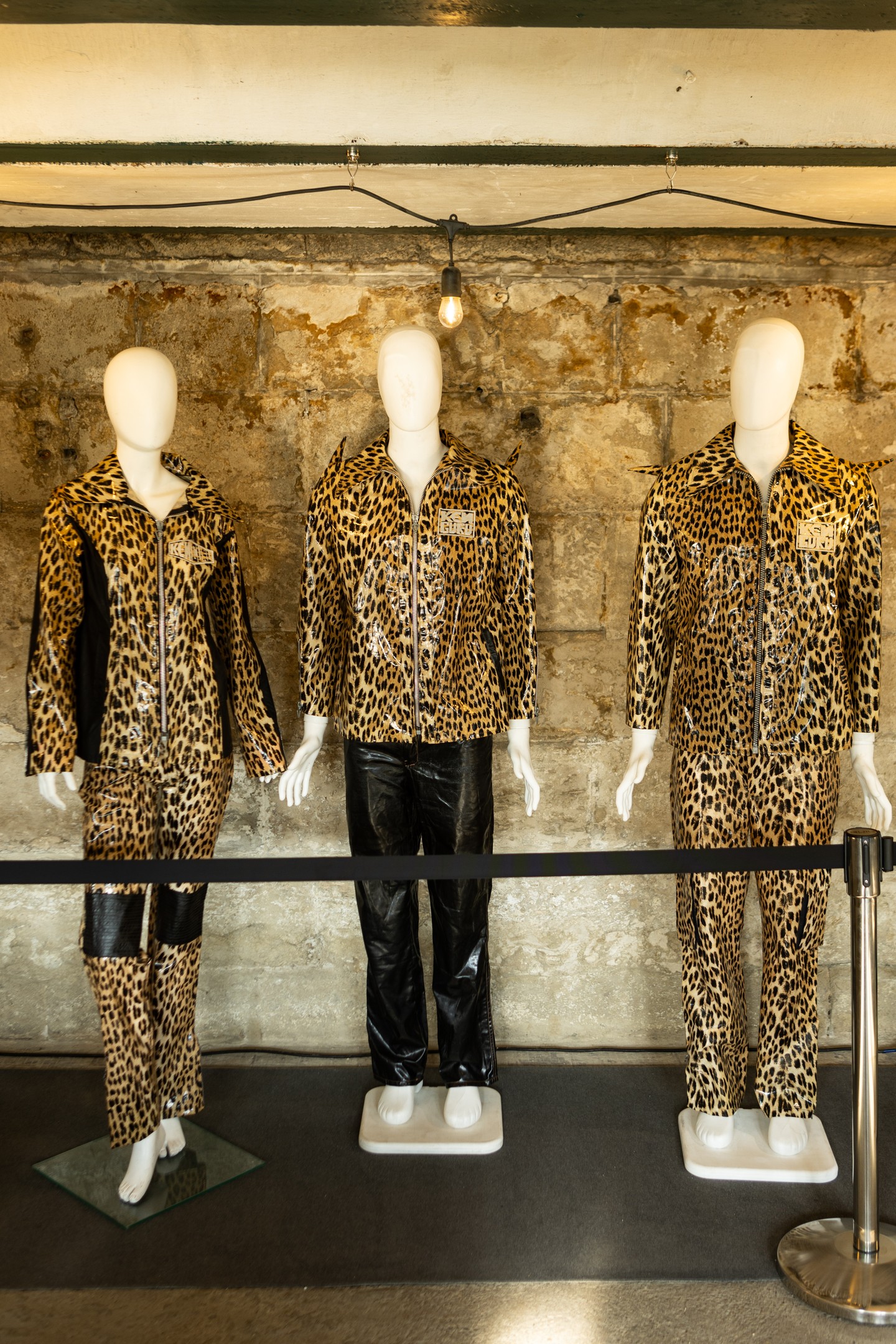 Kenguru 30. jubileumi kiállítás a Viadukt Bárban, Budepesten