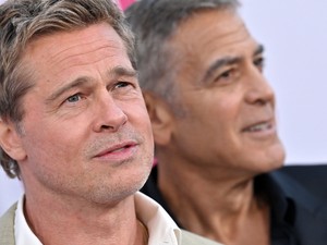 Szem nem marad szárazon: így gratulált Brad Pitt George Clooney életműdíjához a velencei filmfesztiválon