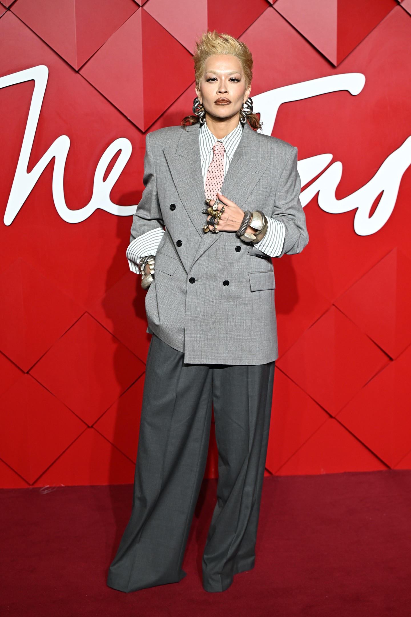 Rövid, pixie frizura, világos szemöldök és maszkulin elemek: Rita Ora megjelenése kétségtelenül a legizgalmasabb volt az est folyamán