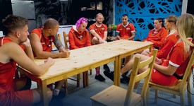 Exatlon a piros csapat tanácskozik. Fotó: TV2