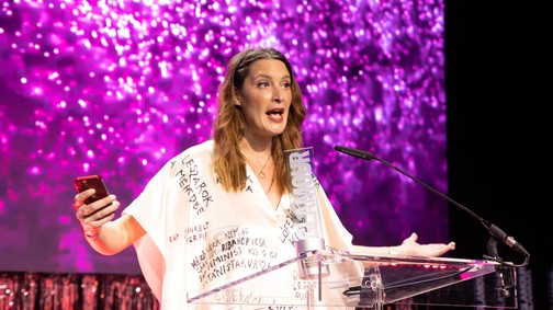 Mérő Vera író az őt gyalázó kommenteket viselte a ruháján a GLAMOUR Women of the Year gálán