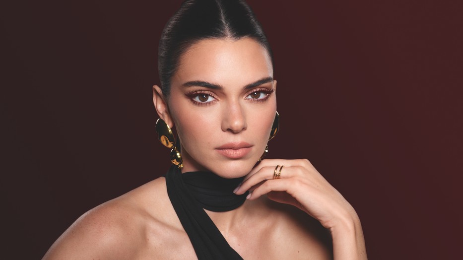 Kendall Jenner tündököl a L'Oréal Panorama Chromatic szempillaspirál őszi kampányában