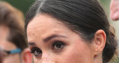 Meghan Markle kanárisárga ruhája egy álom és az ott NEM a mellbimbója!