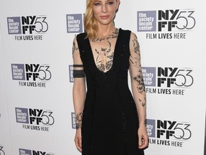 Cate Blanchett szét lett tetoválva!
