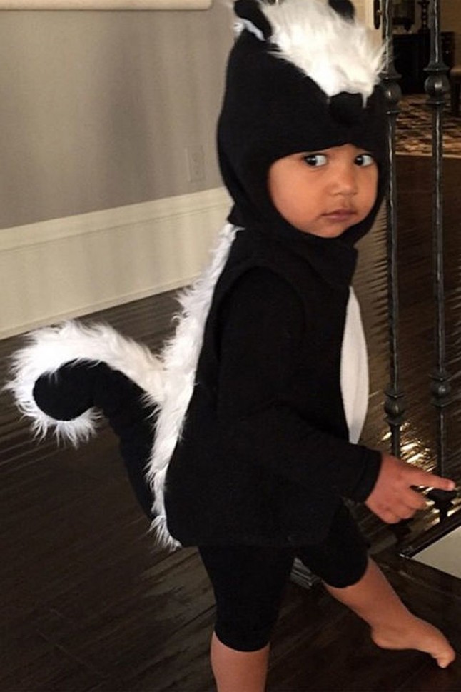 Annyira cuki North West ebben a görény jelmezben! Nézzétek azt a pici balett spiccet!