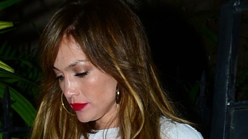 Merész! Jennifer Lopez veszélyesen rövid ruhában randizott